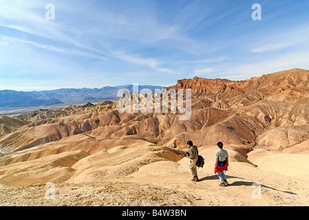 Zwei Menschen wandern Zabriskie Point im Death Valley in Kalifornien. Stockfoto