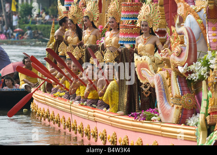 Eines der dekorierten Lastkähne auf der Parade anlässlich Rap Bua in Bang Plee Samut Prakan Provinz Thailand Stockfoto