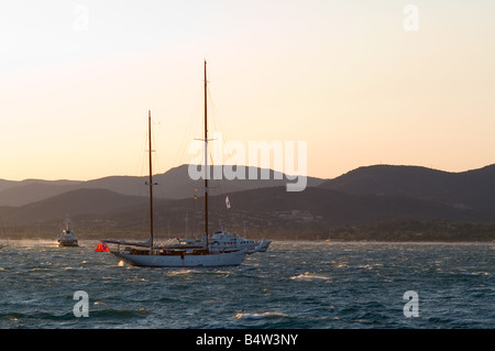 Klassische Yacht vor Anker in der Bucht von St Tropez Stockfoto