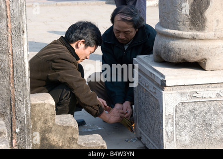 Anbeter Licht Räucherstäbchen in Le Dai Hanh Tempel, Hoa Lu-Nord-Vietnam Stockfoto