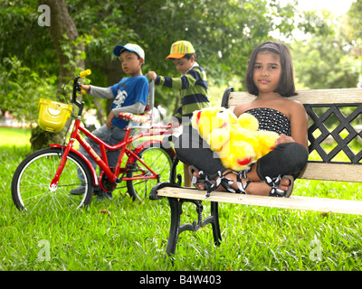 Asiatische Kinder spielen im park Stockfoto