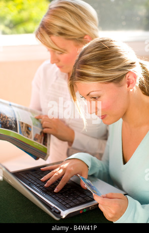 Paar auf der Suche bei Urlaubsbroschüren Stockfoto