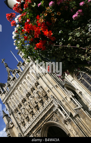 Stadt von Gloucester, England. Blick auf ein hängendes abgewinkelt Blumenkorb vor dem Haupteingang zur Kathedrale von Gloucester. Stockfoto