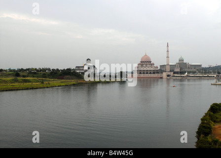 FERNBLICK ÜBER PUTRA MOSCHEE IN PUTRAJAYA, MALAYSIA Stockfoto