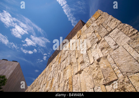 Teile der Basis Steinmauer und der oberen Glaskubus der Hauptsynagoge Ohel Jakob in München unter blauem Himmel. Stockfoto