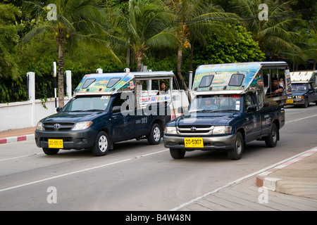 Traditionelle "TUKTUK" Taxis, Gemeinschafts-Mobile open air, Pkw, Baht Bus, Songthaew, Tuk-Tuk, oder Taxi, Werbung Pattaya, Thailand. Stockfoto