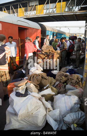 Einheimische und Touristen, die immer auf dem Mail-Bahnhof, New Delhi, Indian Railways, Indien Asien Stockfoto