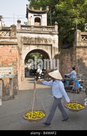 Alten East Gate-Eingang nach Old Quarter Hanoi Vietnam Stockfoto