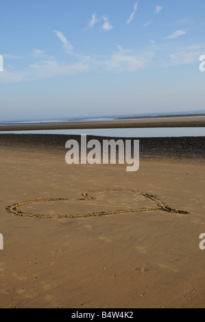 Riesenherz in den Sand am Camber Sands vor blauem Himmel bei Ebbe am beliebten Strand 2 Meilen von Roggen Stockfoto