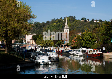 Boote im Hafen auf dem Canal du Midi bei Moissac, Südwest-Frankreich Stockfoto