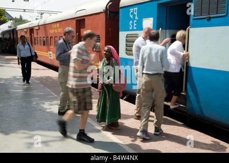 Arme alte Bettler Frau betteln von Touristen, Bahnhof Bharatpur, Rajasthan, Indien Stockfoto