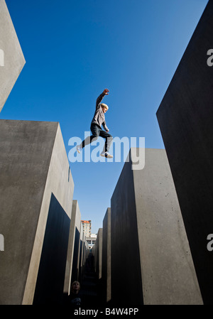 Junge, springen zwischen Betonklötzen am Denkmal für die ermordeten Juden Europas im zentralen Berlin Deutschland 2008 Stockfoto