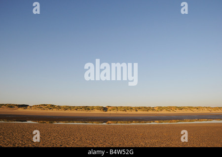 2 Meilen von Roggen ist der ausgezeichnete Camber Sands Strand einst die Fischer es ist jetzt bei Schwimmern beliebt und scharfkantigen Dünen Stockfoto