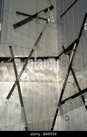 Außenansicht des metallischen Stahlwände Judisches oder Jüdisches Museum, entworfen von Daniel Libeskind in Berlin Deutschland Stockfoto