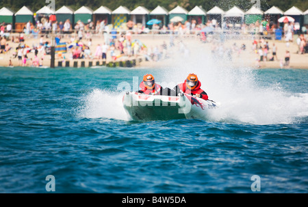 Zappen Sie Katze Rennboot in Aktion vor Bournemouth Beach. Dorset. UK Stockfoto