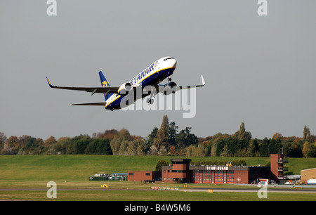 Ryanair Boeing 737 Flugzeug abheben am Flughafen Birmingham, UK Stockfoto