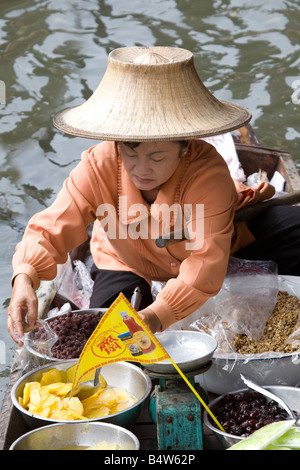 Damnoen saduak Floating Market, eine längst vergangene Lebensweise in Ratchaburi. Ein beliebter schwimmender Markt mit Anbietern von Holzbooten auf Wasserwegen in Thailand. Stockfoto