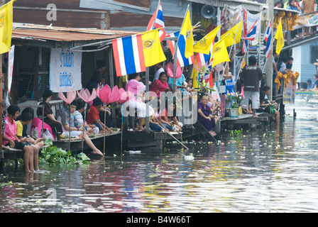 Zuschauer warten auf die Parade während der Rap Bua-Feier in Bang Plee Samut Prakan Provinz Thailand Stockfoto