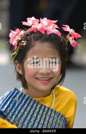 Junge Thai-Mädchen mit Thai Seide Trachten- und Orchideen im Haar Stockfoto