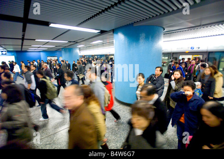 Station Admiralty auf der MTR in Hong Kong und Massen von Pendler verlässt einen Zug mit Motion blur Stockfoto