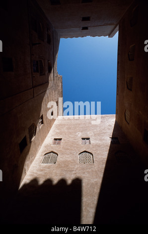 Oman, Dhakiliya, einen Blick auf die hohen Mauern umschließen den Innenhof Jabrin Castle. Eine markante Mischung aus Wehrarchitektur und anspruchsvolle Artistik entstand Palast von Jabrin um 1670 n. Chr. auf dem Höhepunkt der Ya'aruba-Dynastie als Sitz des Lernens für Studenten der islamischen Jurisprudenz, Medizin und Astrologie. Stockfoto