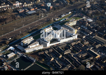 Luftbild-Süd östlich von New River Village Housing Development s beherbergt Reservoir Eisenbahnlinie Hornsey London N8 N22 deu Stockfoto