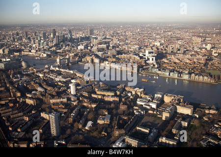 Luftbild nördlich von der Stadt von London Wapping Tower Brücke Fluss Themse The Borough Bermondsey EC2 EC3 E1 SE1 SE16 England UK Stockfoto