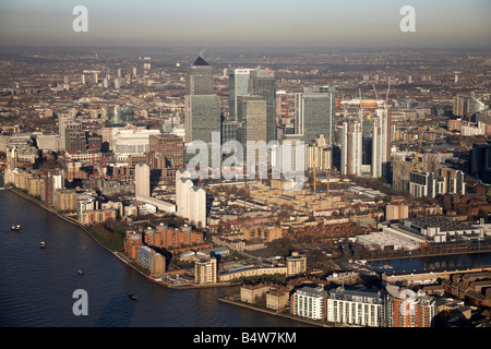 Luftbild Norden östlich von Canary Wharf Tower Blocks äußeren Millwall Dock Wohngebäude Fluss Themse London E14 England UK Stockfoto