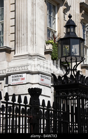 Straßenschilder an der Kreuzung der Downing Street und Whitehall City of Westminster SW1 London England Stockfoto