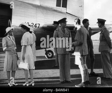 König George VI tragen shorts Prinzessin Elisabeth Prinzessin Margaret und Group Captain Peter Townsend in kurzen Hosen auf ihre Ankunft in Bloemfontein Flugplatz während der Royal Tour of South Africa November 1947 Stockfoto