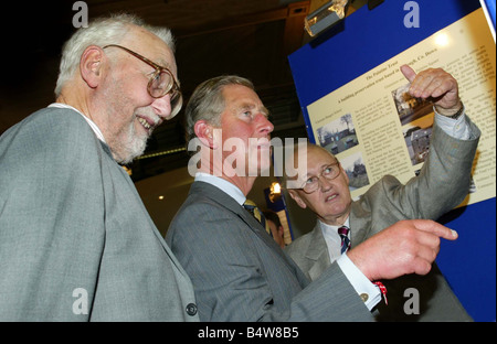 Prinz Charles Besuche Christuskirche In Belfast September 2003 George Sampson und Ralph Spence aus dem Paltine Vertrauen mit Prinz Charles Stockfoto