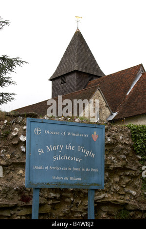 Informationen an Bord Kirche von Str. Mary die Jungfrau geht Hampshire England UK Stockfoto