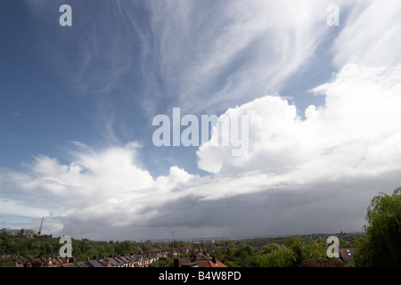 Dramatische Feder Wolken nach dem Regen mit hoch aufragenden Cumulus und hohe Cirrus über Muswell Hill London N10 England Stockfoto