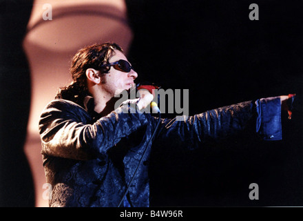 INXS australisches Supergroup INXS als Headliner der Musik In The Bay Fesival in Cardiff Bild zeigt Frontmann und Lead-Sänger Michael Hutchence 14. Juni 1997 Western Mail und Echo Copyright Bild Stockfoto