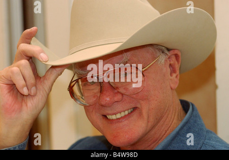 Schauspieler Larry Hagman, JR Ewing in Dallas spielte machen einen Auftritt bei einer Autogrammstunde Veranstaltung am Royal Court Hotel Coventry 9. Oktober 2004 Stockfoto