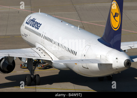 Lufthansa Airbus A320-200 zivile Verkehrsflugzeug des Rollens bei Düsseldorf International Airport, North Rhine-Westphalia, Germany. Stockfoto