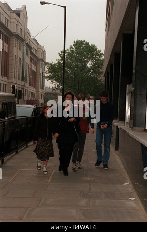 Cherie Booth Barrister Juni 98 Ehefrau von Premierminister Tony Blair in Horseferry Road Magistrat s Gericht mit ihren Kindern Mirrorpix Stockfoto