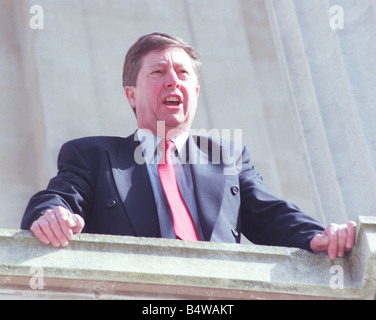 Prime Minister besuchen Regierung Gebäuden Belfast Mar 99 Cedric Wilson einen Protest bei der Ankunft von Tony Blair und Bertie Ahern in Stormont Mirrorpix zum Ausdruck zu bringen Stockfoto