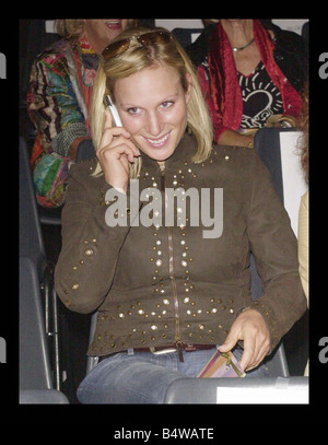 London Fashion Week September 2003 ZARA PHILLIPS kommt bei der BETTY JACKSON Modeschau dieses mittags Casual Kleidung braune Jacke und Jeans telefonieren mit Handy Stockfoto