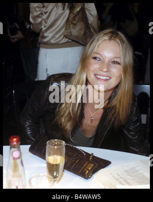 London Fashion Week September 2003 KATE MOSS trifft AT FROST französische SHOW LAFjan05 16. Januar den Geburtstag von Kate Moss, geboren im Jahre 1974 markiert Stockfoto