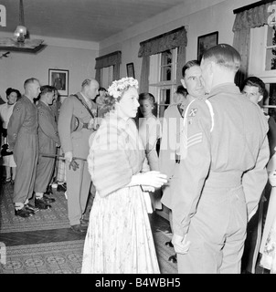 Prinzessin Margaret gesehen hier auf Besuch der 3. Könige eigenen Husaren in Epsom Barracks, Iserlohn, Deutschland; Sehen Sie hier im Gespräch mit ein Sergeant in der Messe. Sie wurde mit einer goldenen Feder und Bleistift legen Sie während des Besuchs vorgestellt; Juli 1954; Neg-RE5907; Stockfoto