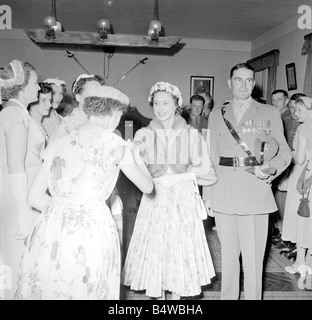 Prinzessin Margaret gesehen hier auf Besuch der 3. Könige eigenen Husaren in Epsom Barracks, Iserlohn, Deutschland; Sehen Sie hier im Gespräch mit Offizieren Ehefrauen in das Chaos. Sie wurde mit einer goldenen Feder und Bleistift legen Sie während des Besuchs vorgestellt; Juli 1954; Neg-RE5907; Stockfoto