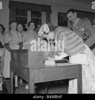 Prinzessin Margaret gesehen hier auf Besuch der 3. Könige eigenen Husaren in Epsom Barracks, Iserlohn, Deutschland; Unterzeichnen das Gästebuch, das Chaos zu sehen. Sie wurde mit einer goldenen Feder und Bleistift legen Sie während des Besuchs vorgestellt; Juli 1954; Neg-RE5907; Stockfoto