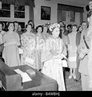 Prinzessin Margaret gesehen hier auf Besuch der 3. Könige eigenen Husaren in Epsom Barracks, Iserlohn, Deutschland; Gesehen, hier sprechen zu Offizieren und Ehefrauen in das Chaos. Sie wurde mit einer goldenen Feder und Bleistift legen Sie während des Besuchs vorgestellt; Juli 1954; Neg-RE5907; Stockfoto