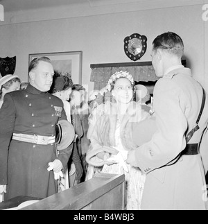 Prinzessin Margaret gesehen hier auf Besuch der 3. Könige eigenen Husaren in Epsom Barracks, Iserlohn, Deutschland; Sehen Sie hier im Gespräch mit Offizieren in der Messe. Sie wurde mit einer goldenen Feder und Bleistift legen Sie während des Besuchs vorgestellt; Juli 1954; Neg-RE5907; Stockfoto