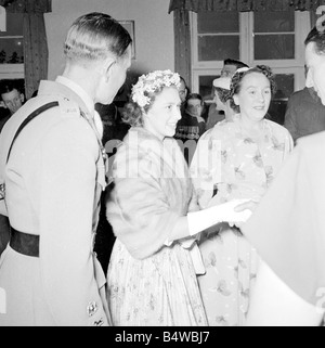 Prinzessin Margaret gesehen hier auf Besuch der 3. Könige eigenen Husaren in Epsom Barracks, Iserlohn, Deutschland; Sehen Sie hier im Gespräch mit Offizieren in der Messe. Sie wurde mit einer goldenen Feder und Bleistift legen Sie während des Besuchs vorgestellt; Juli 1954; Neg-RE5907; Stockfoto