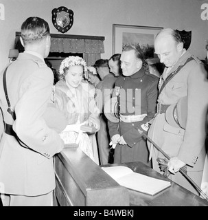 Prinzessin Margaret gesehen hier auf Besuch der 3. Könige eigenen Husaren in Epsom Barracks, Iserlohn, Deutschland; Sehen Sie hier im Gespräch mit Offizieren in der Messe. Sie wurde mit einer goldenen Feder und Bleistift legen Sie während des Besuchs vorgestellt; Juli 1954; Neg-RE5907; Stockfoto