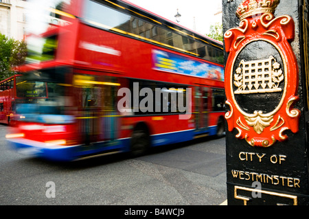 Verschieben von roten Bus, London Stockfoto