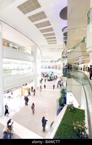 Strahlend weiße Interieur der Pacific Place Shopping Mall in der Admiralität District of Hong Kong. Stockfoto