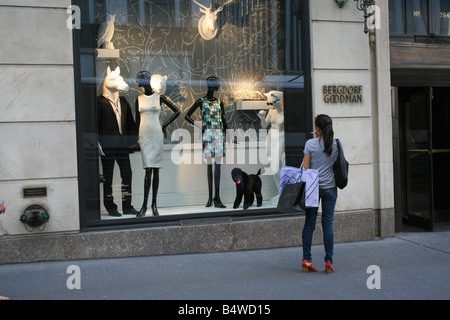 Eine Frau Fenster einkaufen bei Bergdorf Goodman, New York, NY. Stockfoto